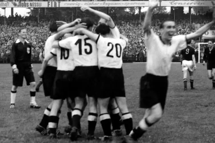 4. Juli 1954, Bern, Wankdorf-Stadion: Deutschland ist Weltmeister, Horst Eckel (rechts) jubelt. 2000 Mark Prämie gab es für den 