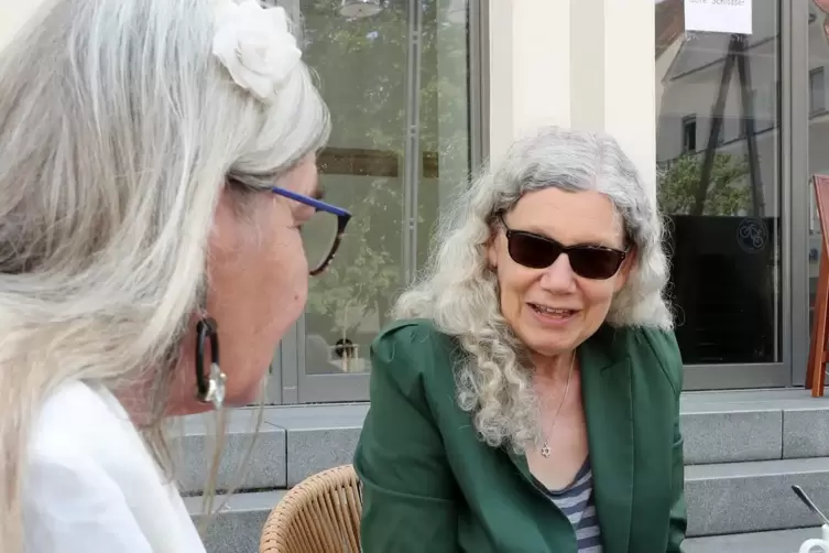 Ist froh, nach 15 Jahren wieder in Speyer zu sein: Karin Birk im Gespräch mit Ellen Korelus-Bruder.