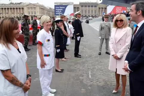 Olivier Veran, Gesundheitsminister von Frankreich, und Brigitte Macron Ehefrau von Frankreichs Präsident Macron, reden mit mediz