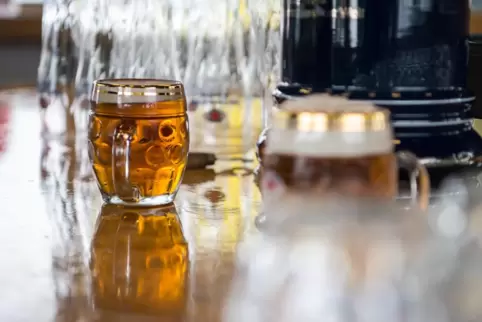 Bier direkt am Tresen genießen – das ist in Rheinland-Pfalz jetzt wieder möglich. 