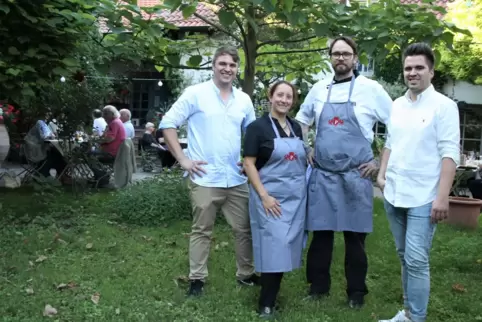 Philipp und Maximilian Petri (links und rechts) freuen sich, mit Verena und Markus Springer erfahrene Gastronomen für den Gutsau