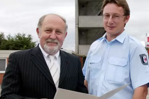 Vor 15 Jahren: Der damalige Oberbürgermeister Werner Schineller (links) ernennt Michael Hopp zum Feuerwehr-Chef.