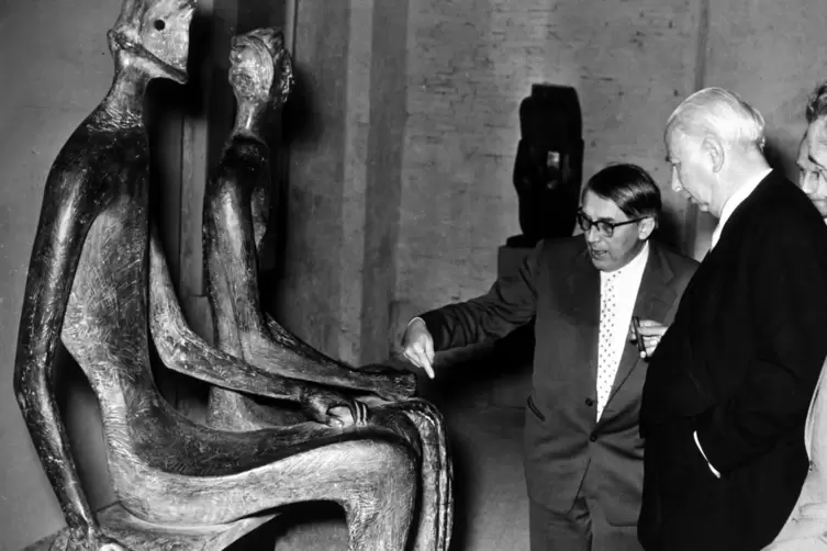 Er&ouml;ffnung: Arnold Bode erkl&auml;rt Bundespr&auml;sident Theodor Heuss (rechts) eine Henry Moore-Skulptur.