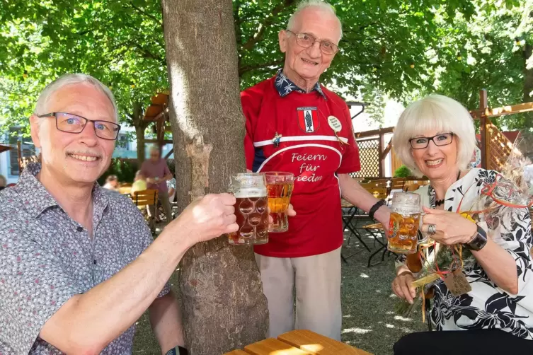 Einladung: Friedensradler Hans Herbrand (Mitte) zu Besuch in Speyer bei Andreas und Birgit Tenspolde.
