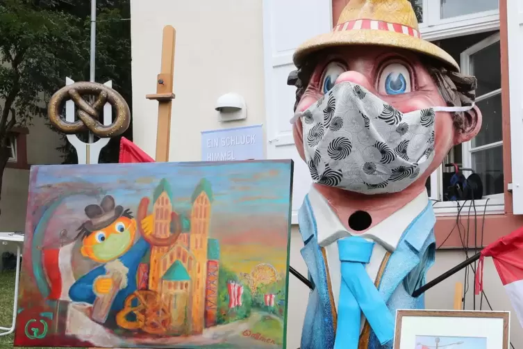 Beim Verkehrsverein: Brezelbu-Figur mit neuem Brezelfestbild.