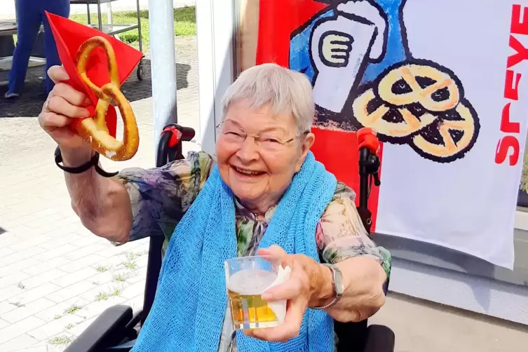 Beim traditionellen Brezelfest-Fr&uuml;hschoppen: Helga Krause im Seniorenstift B&uuml;rgerhospital. 