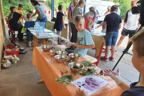 Von wegen Matsche – das ist Kunst. Lukas (rechts) zeigt, wie aus einer zerquetschten Kirsche ein toller Pinsel mit eingebauter F