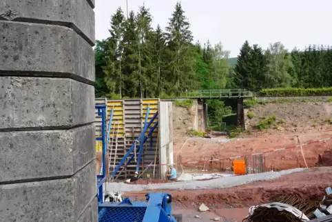 2,5 Millionen Euro kostet das Bahnprojekt am Bachschneider (im Hintergrund) zwischen Hauenstein und Wilgartswiesen. Die neue Brü