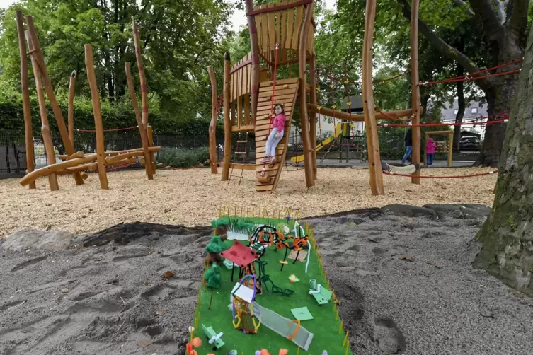Modell und Wirklichkeit: Im Vordergrund ist der von Kindern gebastelte Entwurf für den Spielplatz im Heßheimer Viertel zu sehen.