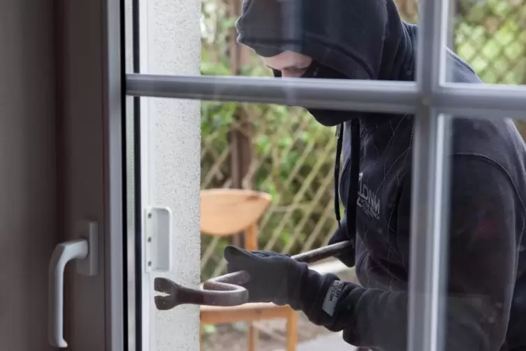 Fenster aufgehebelt, Haus durchwühlt: Das ist die übliche Masche von Einbrechern. 