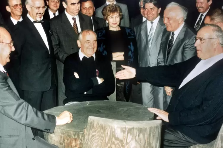 Als in Stavropol Geschichte gemacht wurde: Helmut Kohl mit Michail Gorbatschow, links der damalige Außenminister Hans-Dietrich G