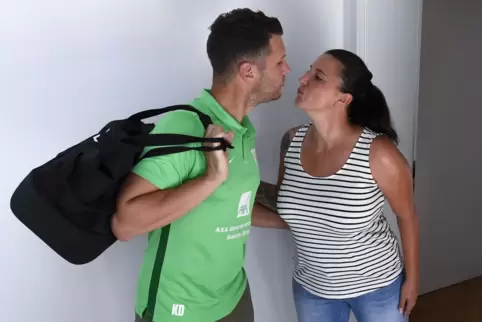 Zum Abschied gibt’s für Kaddour Djaouchi von Ehefrau Cynthia immer ein Küsschen. 