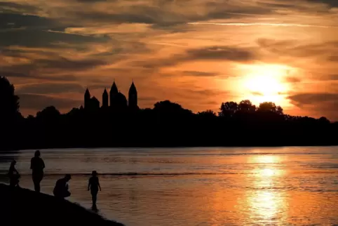 Blick von der Landzunge aus: Sonnenuntergang über Speyer. Blick von der Landzunge aus: Sonnenuntergang über Speyer.