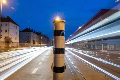Die neue Straßenverkehrsordnung sieht eigentlich vor, dass ein Monat Führerscheinentzug droht, wenn man innerorts 21 Kilometer p