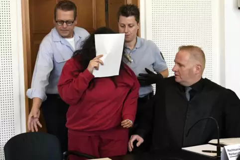 Sie gab den Lockvogel für die Entführer: Eine Stuttgarterin – hier mit ihrem Anwalt Michael Rehberger im Frankenthaler Gerichtss