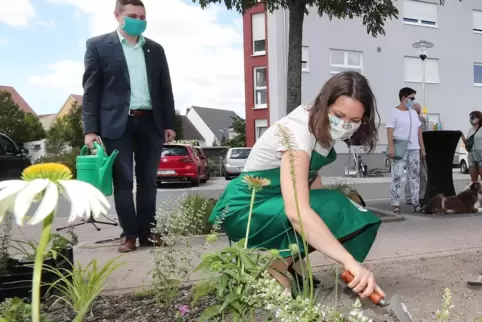 In Schifferstadt pflanzte Familienministerin Anne Spiegel (Grüne) eine Prachtkerze.