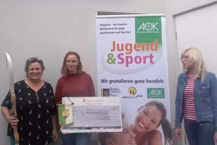 Annemarie und Jasmin Wilding (von links) von der SG Marnheim bekommen den AOK-Gesundheitspreis „Sportjugend Pfalz“ von Eva Weidn