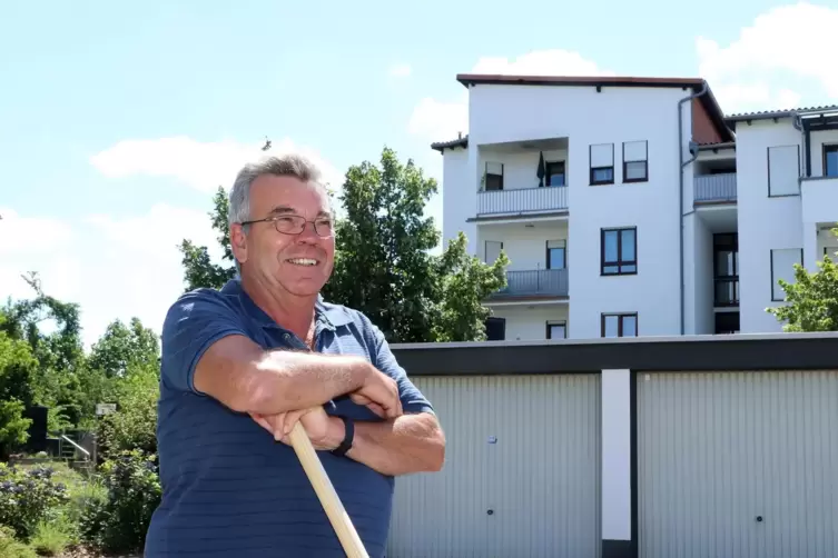 Roland Schober, ehemaliger Gemeindearbeiter von Queichheim, kehrt nur noch vor seiner Haustür.