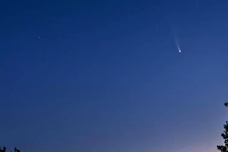 Uwe Nielsen hat den Komet aus seinem Dachfenster heraus fotografiert.