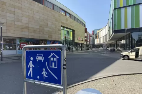 Die Zeit des ersten Lockdowns: Die leere Fruchthallstraße vor der „Mall“ in Kaiserslautern am 28. März. 