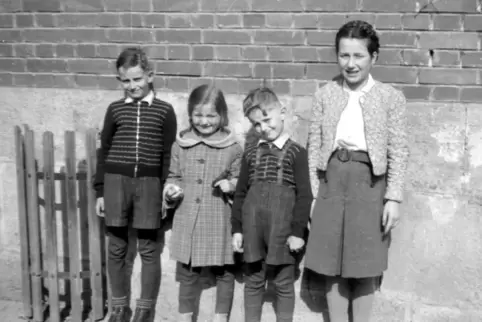 Hildegard Springer 1950 mit ihren Geschwistern Walter, Susanne und Peter (von rechts). 