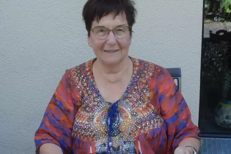 Die 81-J&auml;hrige bl&auml;ttert in der selbstverfassten Familiengeschichte. 