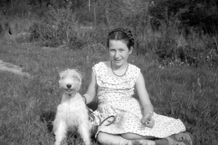 Hildegard Hildegard mit ihrem Foxterrier &bdquo;Dina&ldquo; (1950) . 