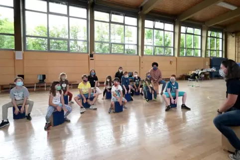 Trommel-Workshop: Bei der Notbetreuung der Kinder in Dudenhofen herrscht Maskenpflicht.