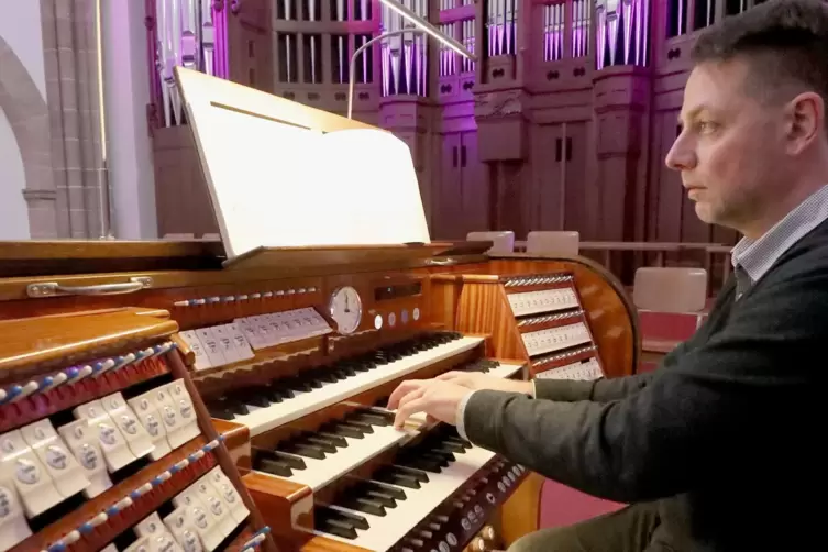 Michael Gerhard Kaufmann an der Steinmeyer-Orgel der Landauer Marienkirche.