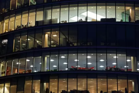 In vielen Büros sind nach wie vor nur wenige Mitarbeiter am Arbeiten. Die meisten sind noch immer im Homeoffice.