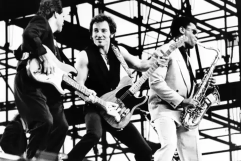 Der BossBruce Springsteen (Mitte) mit Gitarrist Nils Lofgren (links) und Saxophonist Clarence Clemons (rechts) beim Konzert auf 