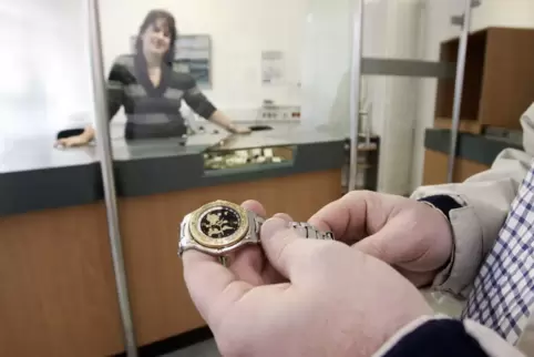 Schmuck, Gold und Ihren gehören zu den am meisten versetzten Wertgegenständen in den Leihhäusern. 