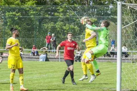 Treffen auch in den neuen Gruppen aufeinander und sind heiß auf die Begegnungen: SV Steinwenden und SV Morlautern. Hier versucht