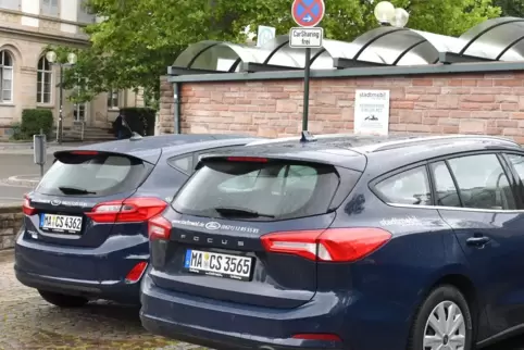 Die zwei Carsharing-Autos stehen am Busbahnhof. 