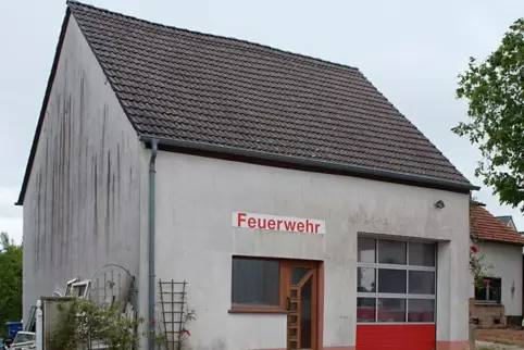 Das alte Schmitshauser Feuerwehrhaus hat etwas von einer Zeichnung in einem Geometrie-Lehrbuch. 