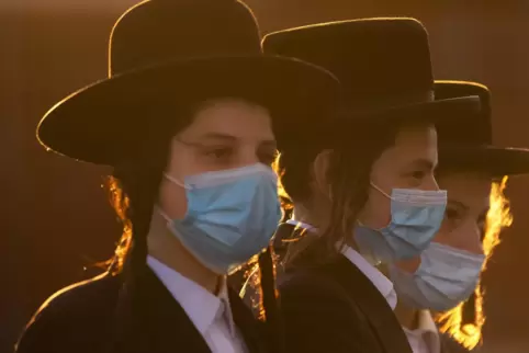 In Jerusalem versammeln sich ultraorthodoxe Juden zu einem Protest gegen die Corona-Maßnahmen. 