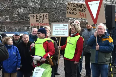 Auch die Demonstration gegen den Pferdehof auf dem Dürkheimer Bahnhofsvorplatz konnte das Vorhaben nicht verhindern.