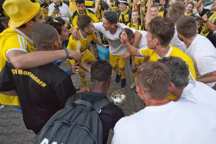 Erinnerungen an glorreiche Zeiten: Willkommensfeier für die Mannschaft des SV Morlautern, die 2018 das Pokalspiel gegen Worms ge