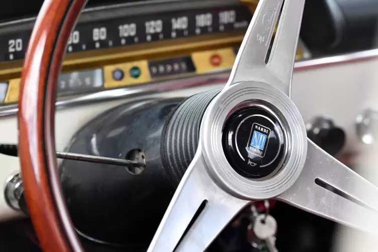 Nardi-Holzlenkrad ist zwar nicht original, passt aber gut zum Stil des Wagens. Eingetragen ist es auch. 