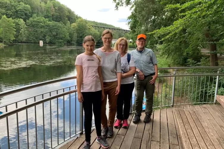 Gruppenfoto mit Viadukt (von links): Maya und Julia Luttenberger, Monika Lutz und Dieter Spiess.