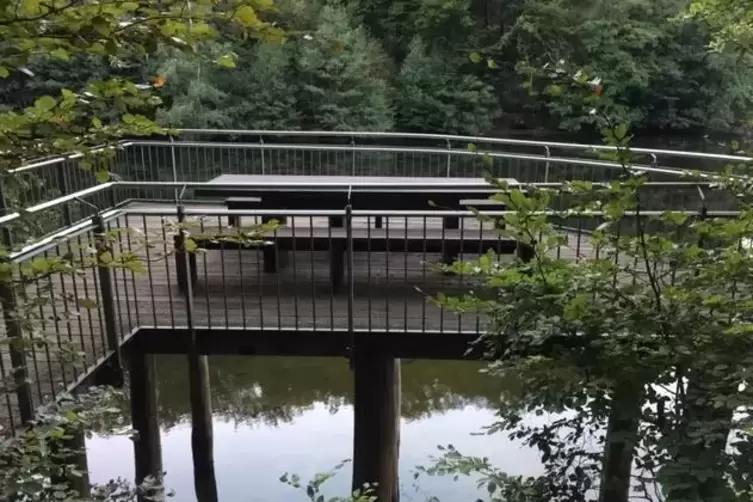 Rastplatz am Eiswoog &uuml;ber dem Wasser.