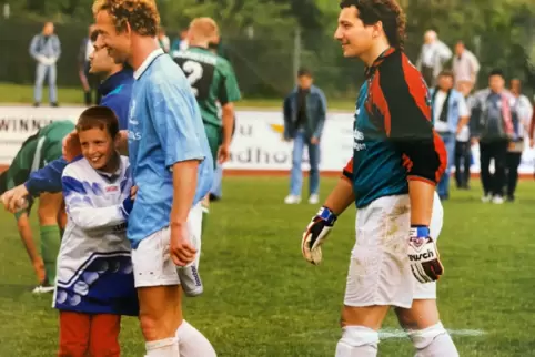 Schöne Zeit: Freddy Heß (links) und Torhüter Mike Englert vom SC Hauenstein nach dem Regionalligaspiel im Wasgaustadion gegen Pr