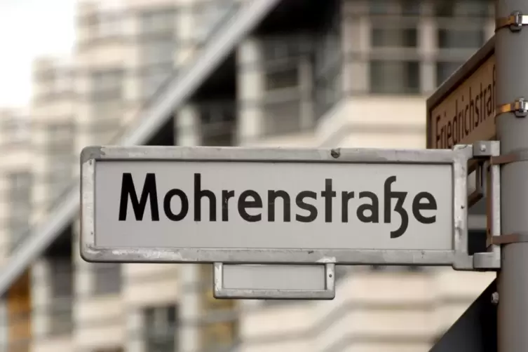 Das Schild zur Mohrenstraße, Ecke Friedrichstraße. Die Berliner Grünen-Fraktionschefin Kapek hat gefordert, den Namen der Berlin