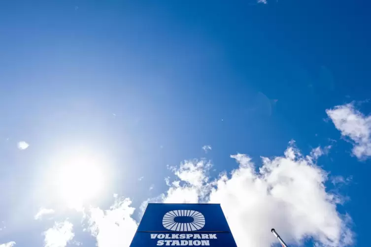 Der Himmel blau, die Aussicht trist: Auch in der kommenden Saison erlebt das Volksparkstadion keinen Bundesliga-Fußball.