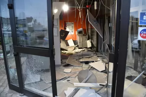 Der Vorraum einer Bank in Mutterstadt wurde nach der Sprengung eines Geldautomaten 2017 völlig zerstört. 