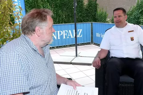 Lokalredakteur Thomas Behnke (li.) im Gespräch mit Christian Rossel. Der 42-jährige Wiesbadener ist seit 2016 der erste hauptamt