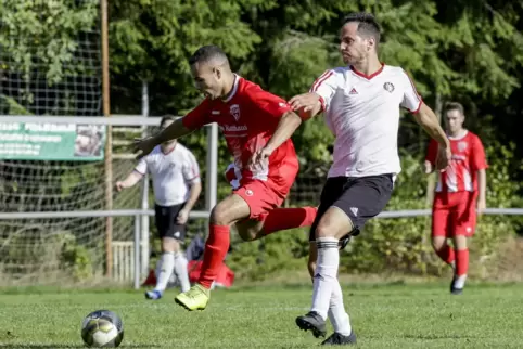 Donald Njoku Siener von der SG Hochspeyer (links) und Janosch Achilles von der TSG II kämpfen um den Ball. 