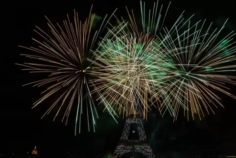 Feuerwerk vor dem Eiffelturm am französischen Nationalfeiertag. 