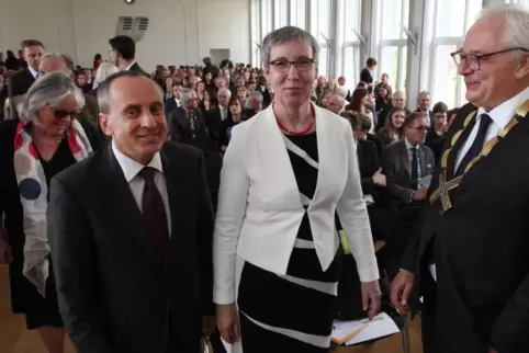 May-Britt Kallenrode hat ihr Amt 2017 angetreten. Links Wissenschaftsminister Konrad Wolf, rechts ihr Vorgänger Roman Heiligenth