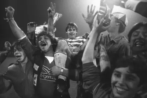Die Fans des FC Schalke schleppen Olaf Thon auf Schultern über den Rasen. Ein Held war geboren. 